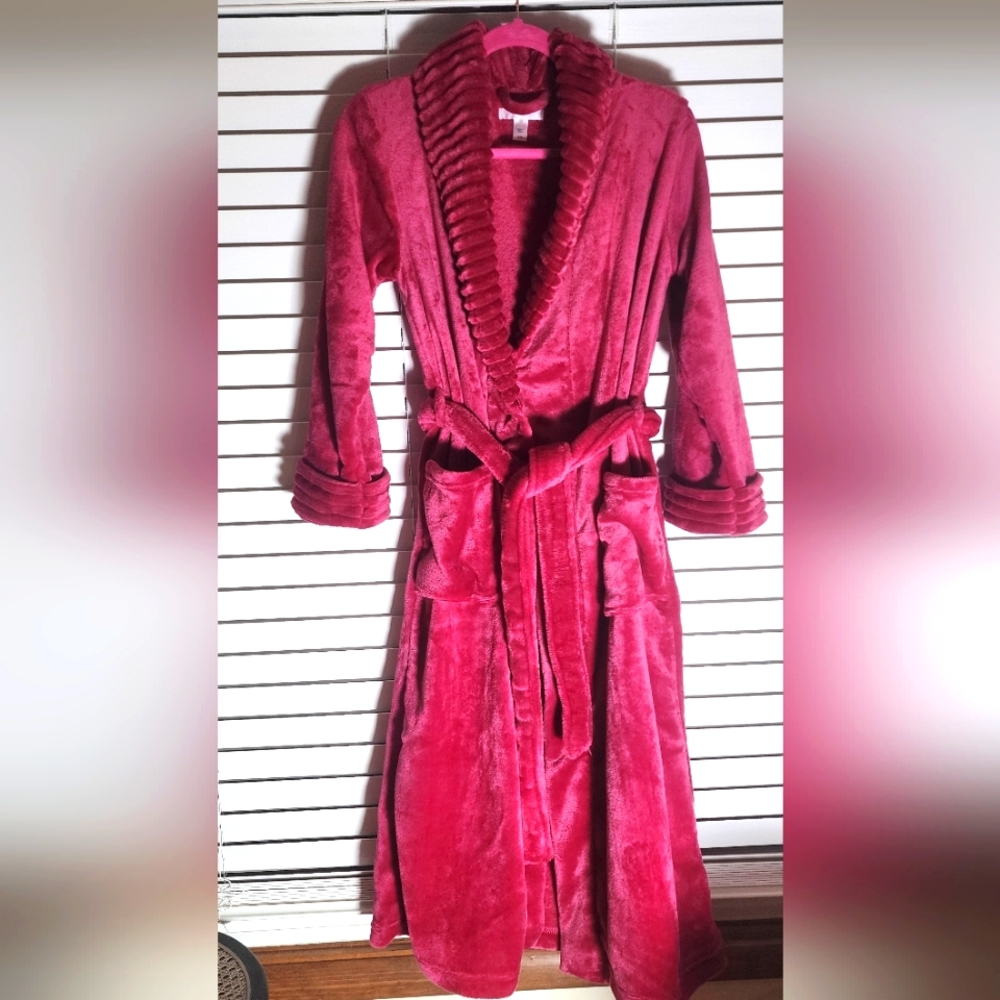 White Wash women's pink robe size small/ medium A14